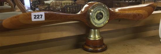 A propeller aneroid barometer(-)